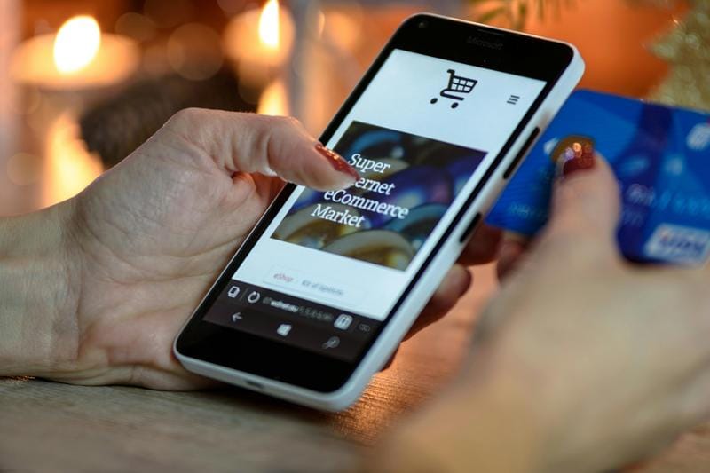 Personalization in E-Commerce: Using AI to Craft Custom Shopping Experiences
